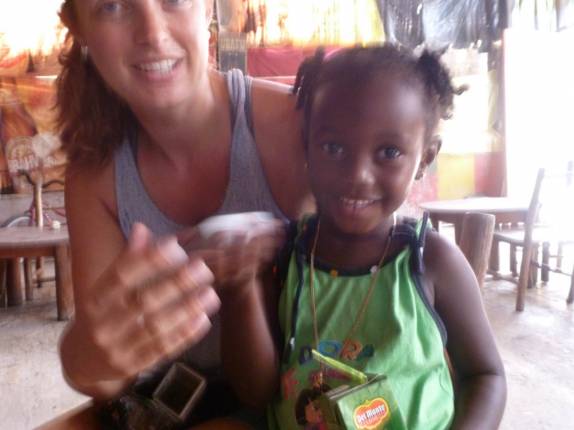 Interagindo com crianças em centro cultural garifuna, em Livingston, no litoral da Guatemala